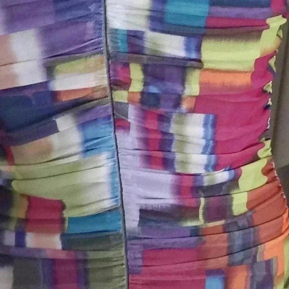 Beautiful dress with geometric design - Picture 3 of 7